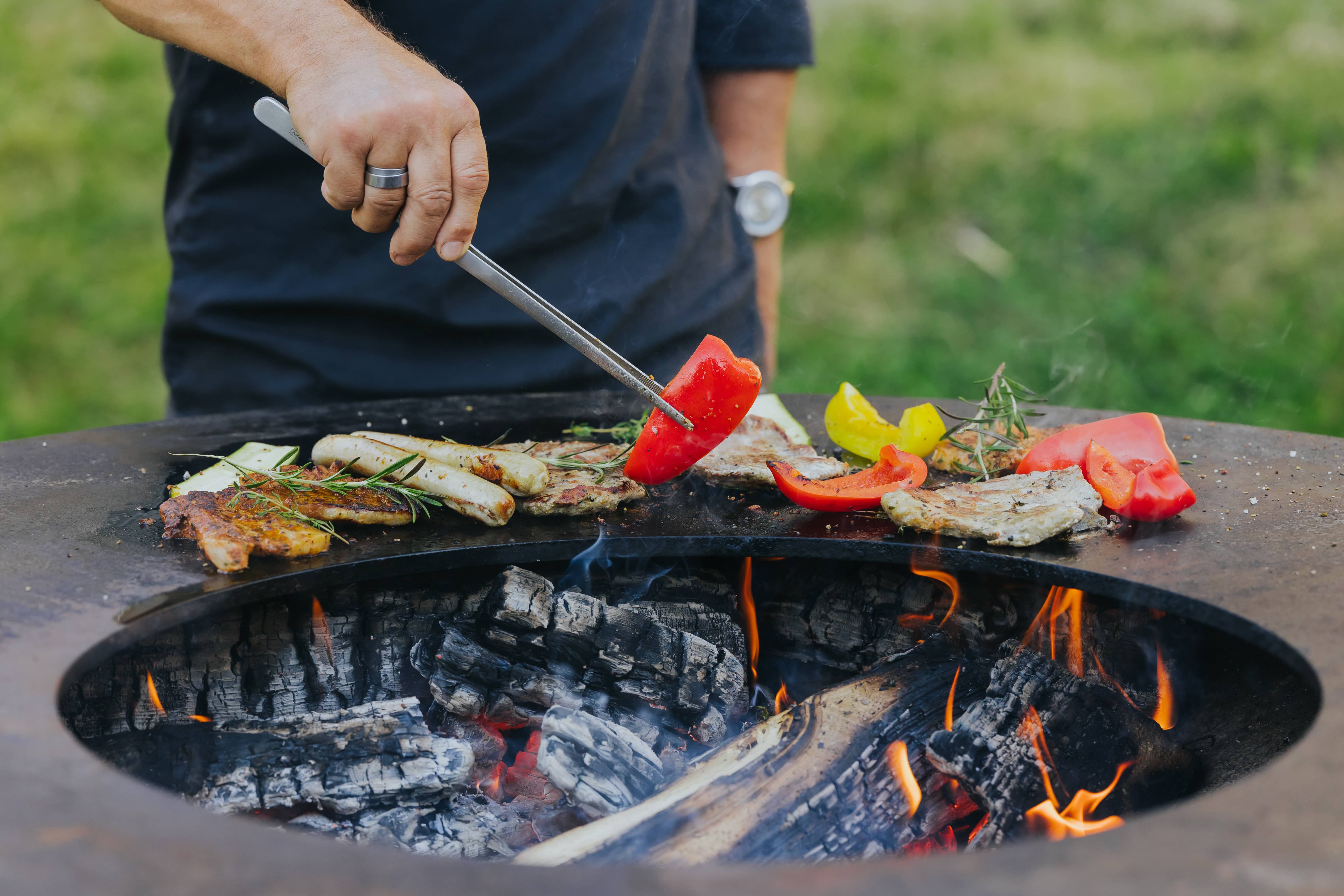 Outdoor-Kochen am offenen Feuer bei einem Kochkurs